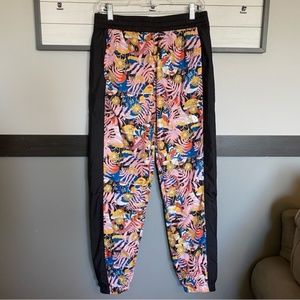 THE NORTH FACE floral multicolor printed hydrenaline windwall jogger silhouette